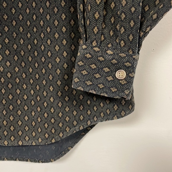 Liz Claiborne Button Down  Collard Shirt , S ( Runs big) or M  textured fabric - - Picture 5 of 7